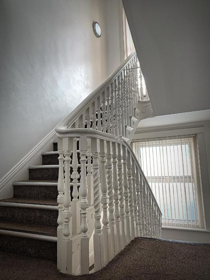 Bournemouth Beachfront Retreat 3 Bedroom 3 Bathroom Seaside B&B With Free Parking ภายนอก รูปภาพ