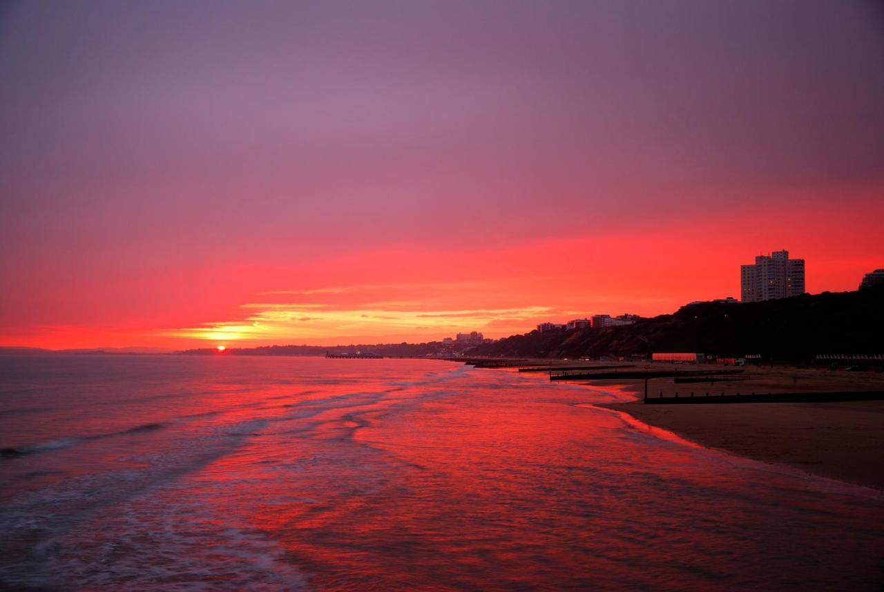 Bournemouth Beachfront Retreat 3 Bedroom 3 Bathroom Seaside B&B With Free Parking ภายนอก รูปภาพ