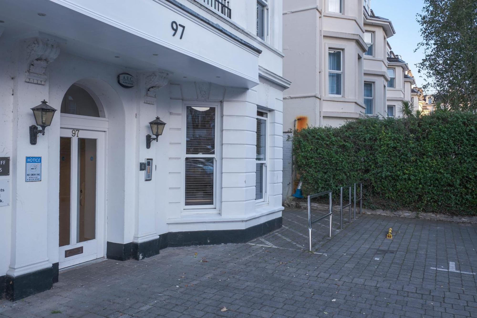 Bournemouth Beachfront Retreat 3 Bedroom 3 Bathroom Seaside B&B With Free Parking ภายนอก รูปภาพ