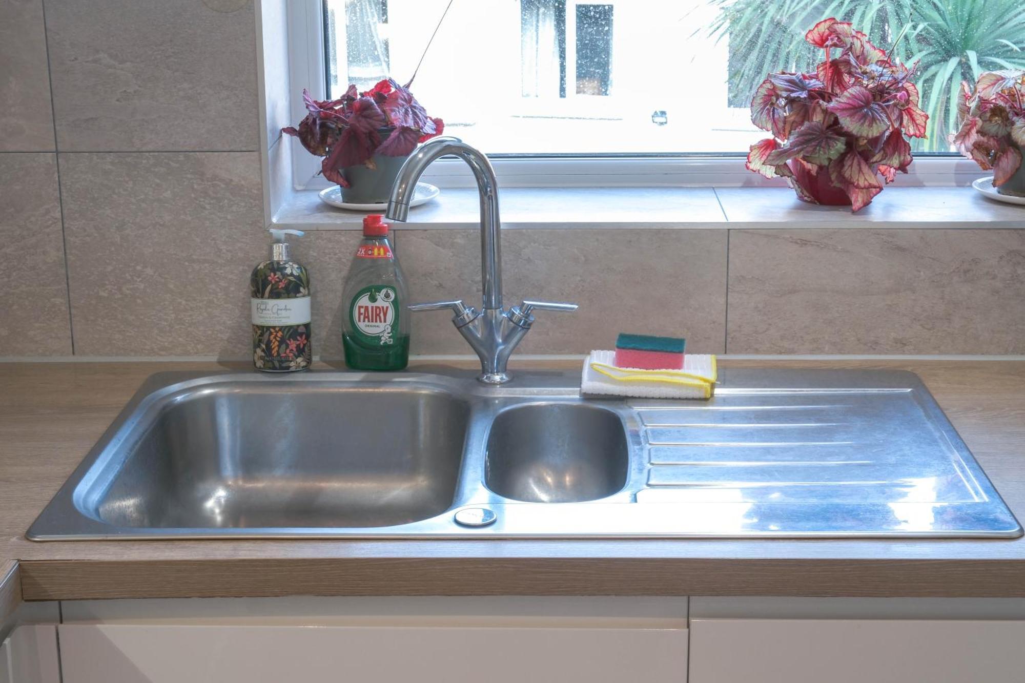 Bournemouth Beachfront Retreat 3 Bedroom 3 Bathroom Seaside B&B With Free Parking ภายนอก รูปภาพ