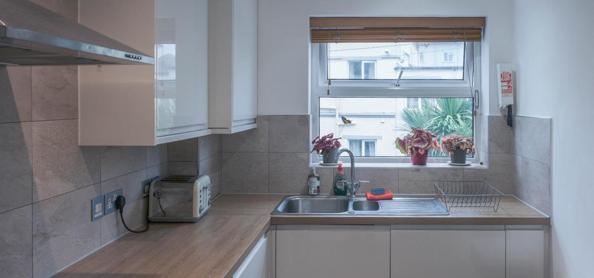 Bournemouth Beachfront Retreat 3 Bedroom 3 Bathroom Seaside B&B With Free Parking ภายนอก รูปภาพ