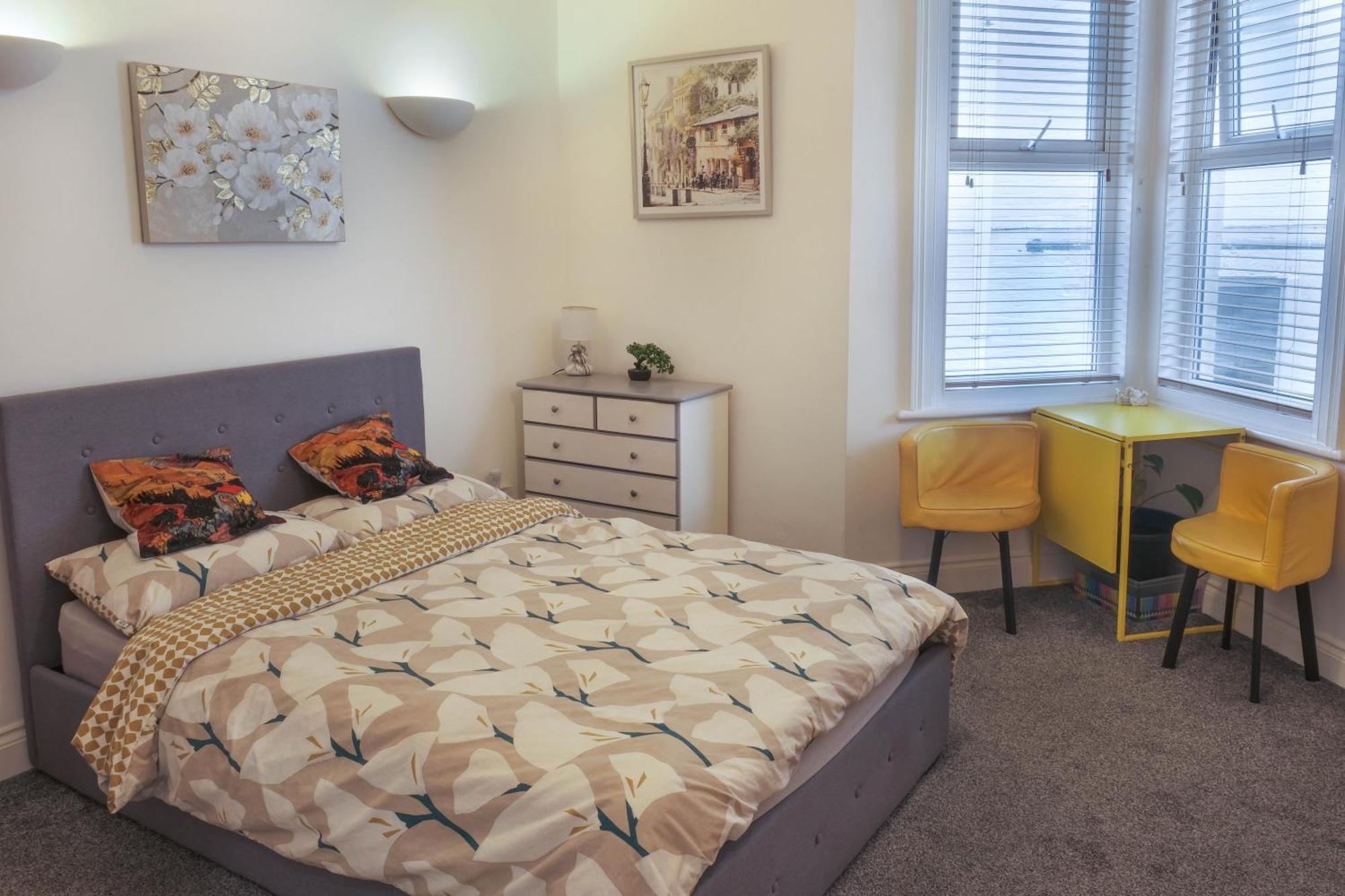 Bournemouth Beachfront Retreat 3 Bedroom 3 Bathroom Seaside B&B With Free Parking ภายนอก รูปภาพ